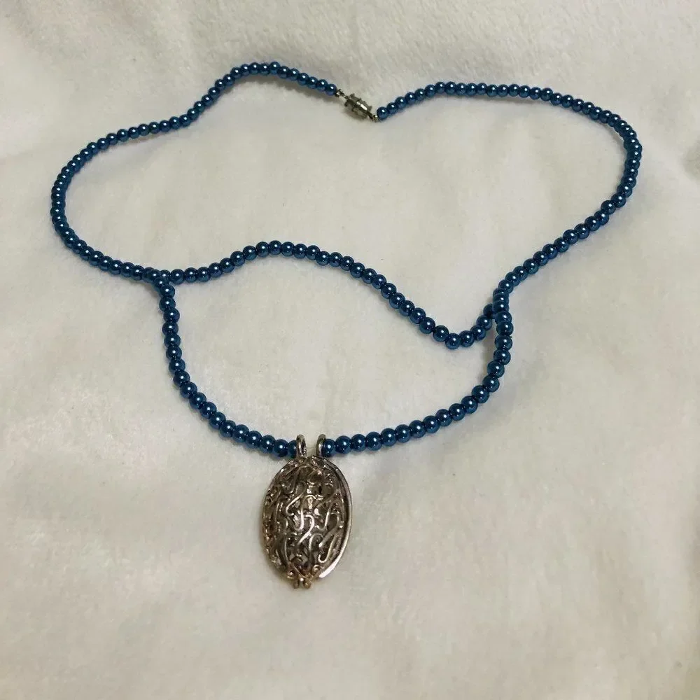 ‎Oval Pendant Necklace
